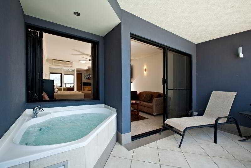 Aparthotel At Waterfront Whitsunday Retreat - Adults Only Airlie Beach Exteriér fotografie