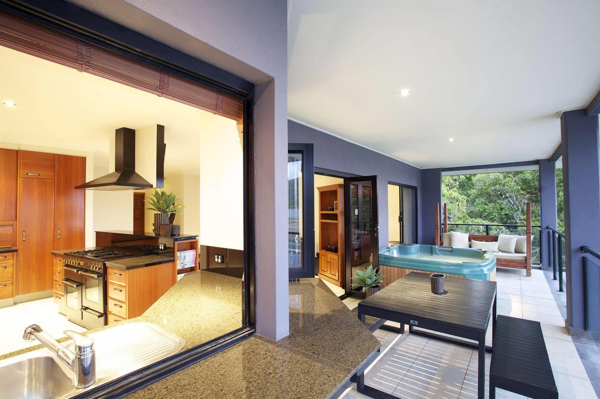 Aparthotel At Waterfront Whitsunday Retreat - Adults Only Airlie Beach Exteriér fotografie